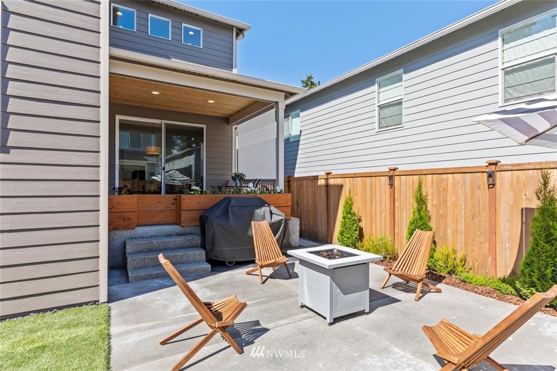 320 181st Street Southeast Bothell, WA 98012 - Photo 36 of 40 a backyard of a house with outdoor seating