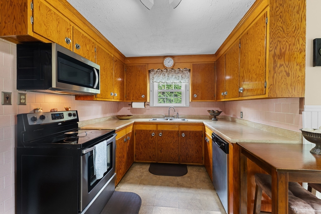 28 Spring Street Webster, MA 01570 - Photo 8 of 39 Gallery Image 8