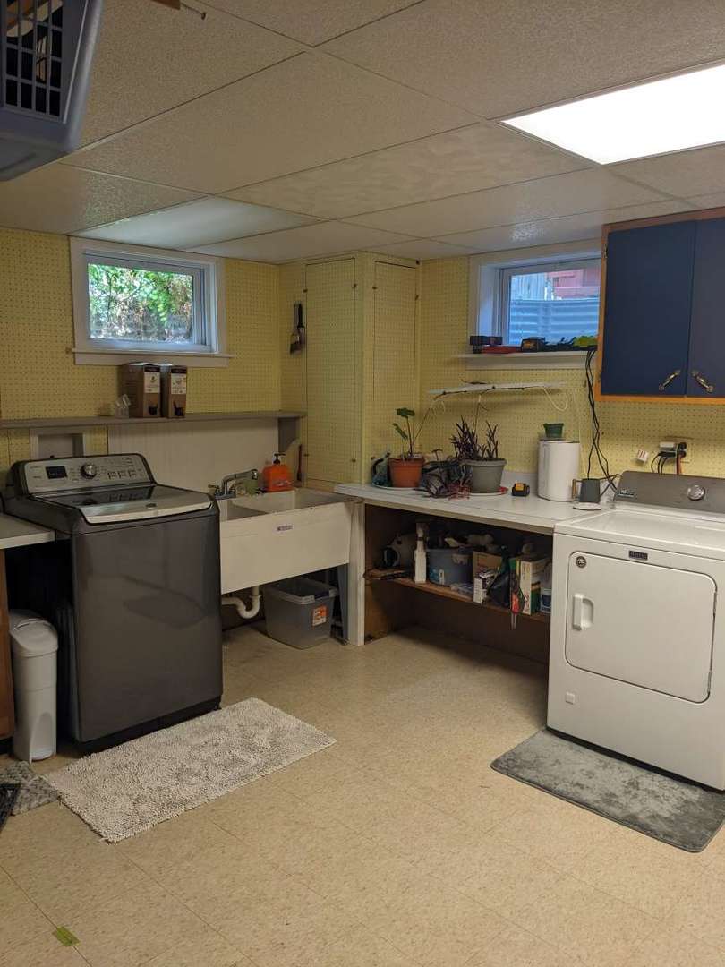 N352 Willow Road Wheaton, IL 60187 - Photo 21 of 25 a kitchen that has a sink and a stove