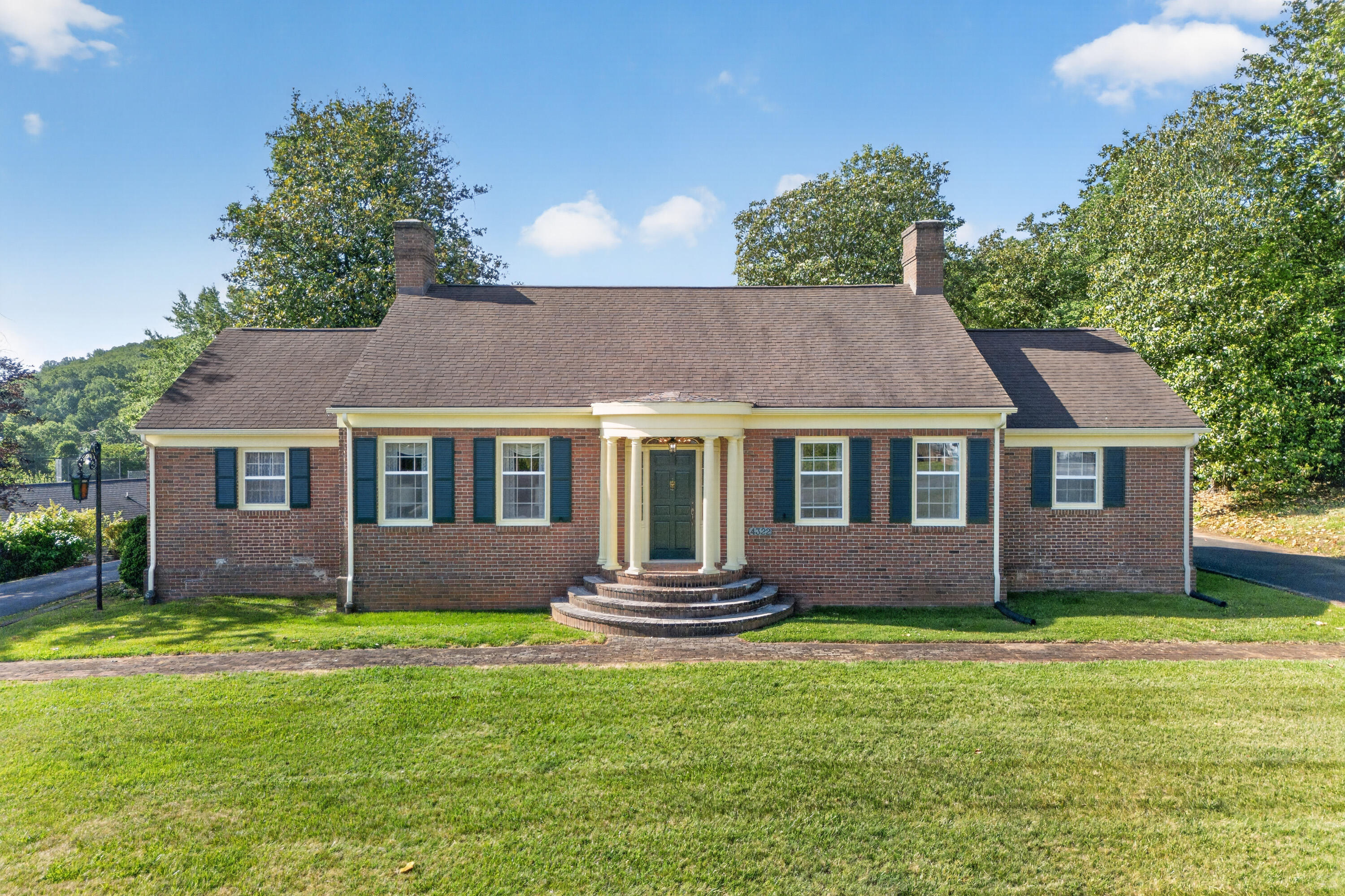 4322 Rosecrest Road Roanoke, VA 24018 - Photo 33 of 36 a front view of a house with a garden and yard