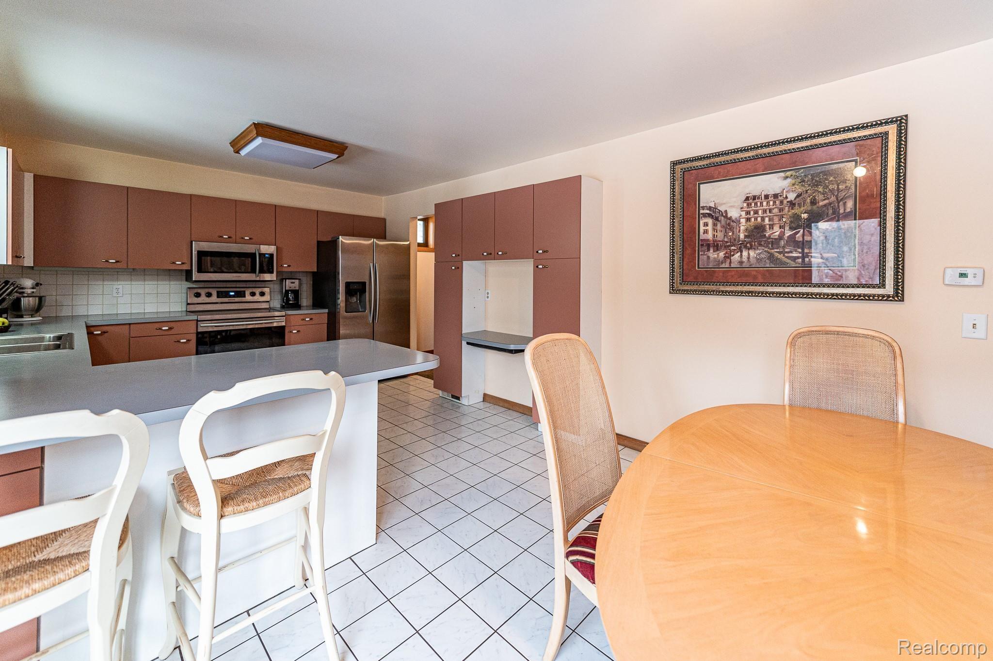 2106 West Cook Road Grand Blanc, MI 48439 - Photo 27 of 65 Kitchen & Dining.jpg