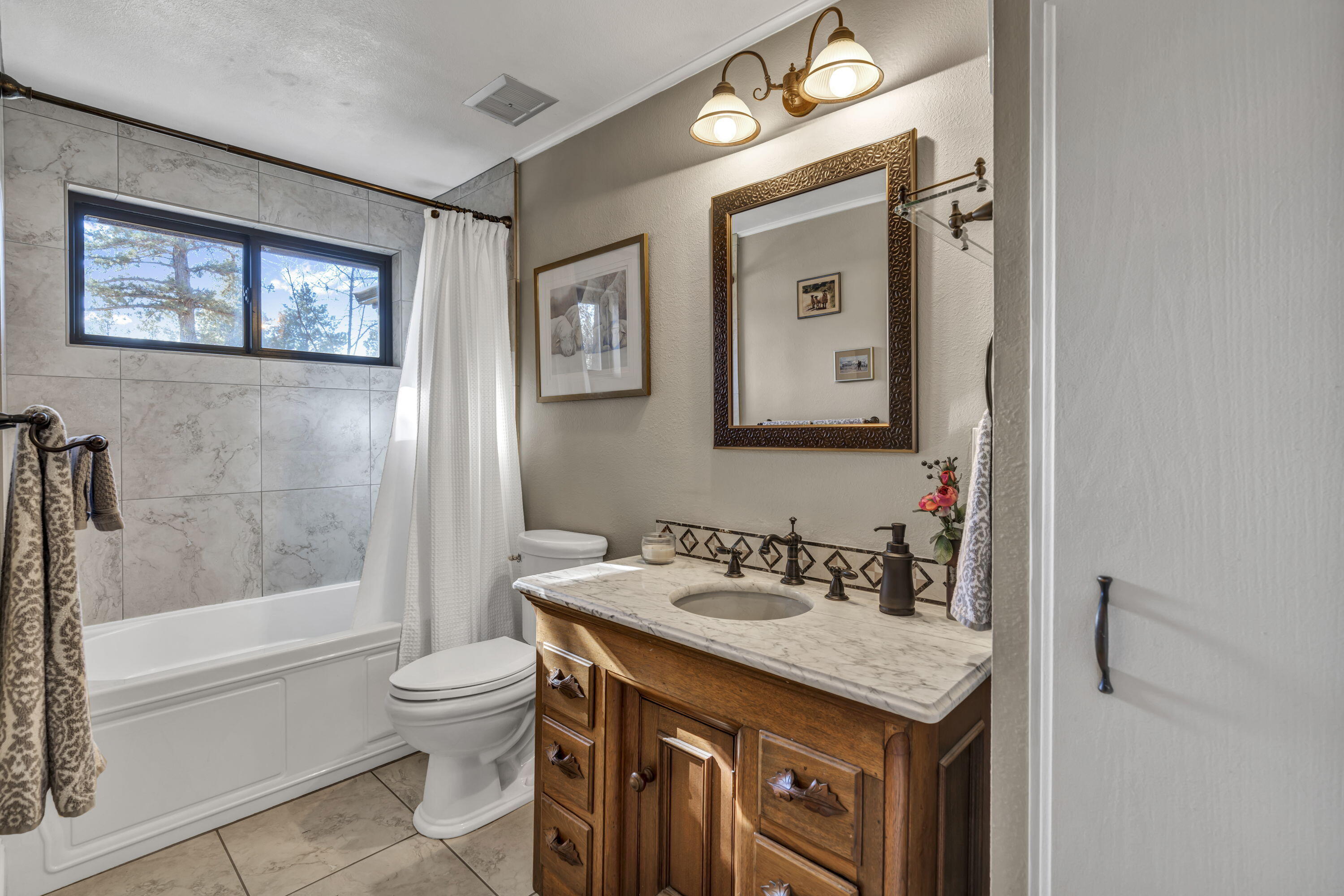 19155 Klippel Road Bend, OR 97703 - Photo 20 of 43 Hall bathroom.