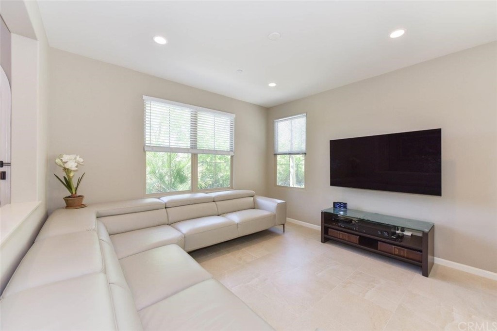 84 Jade Flower Irvine, CA 92620 - Photo 4 of 54