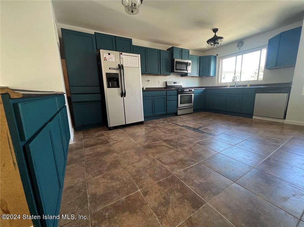 33 Simmons Loop Staten Island, NY 10314 - Photo 4 of 15 GetMedia (12)