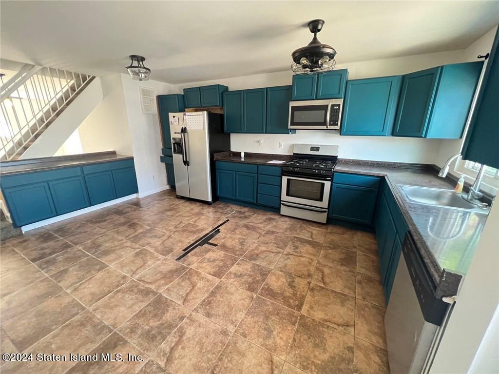 33 Simmons Loop Staten Island, NY 10314 - Photo 5 of 15 GetMedia (11)