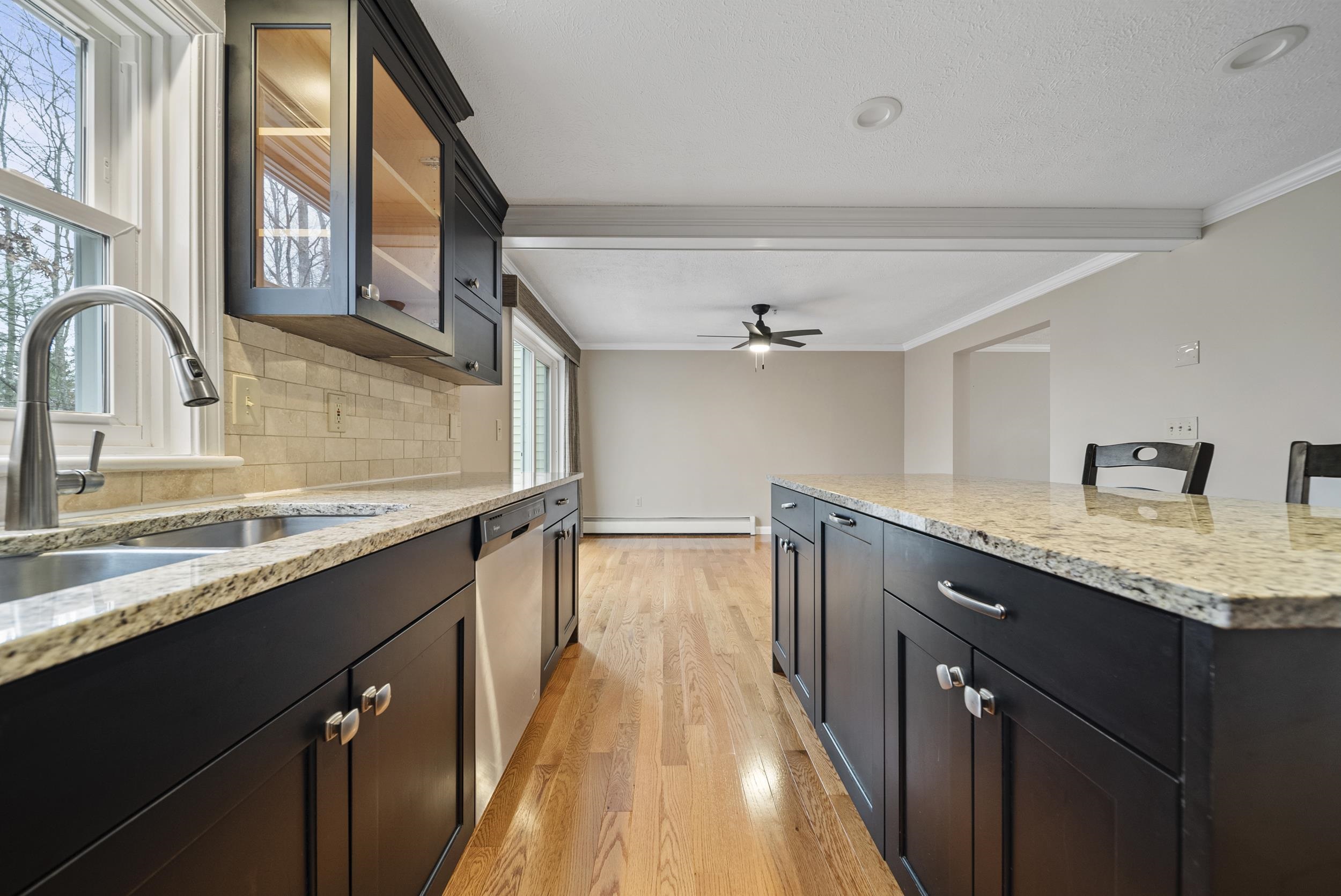 624 Hackett Hill Road Manchester, NH 03102 - Photo 7 of 39