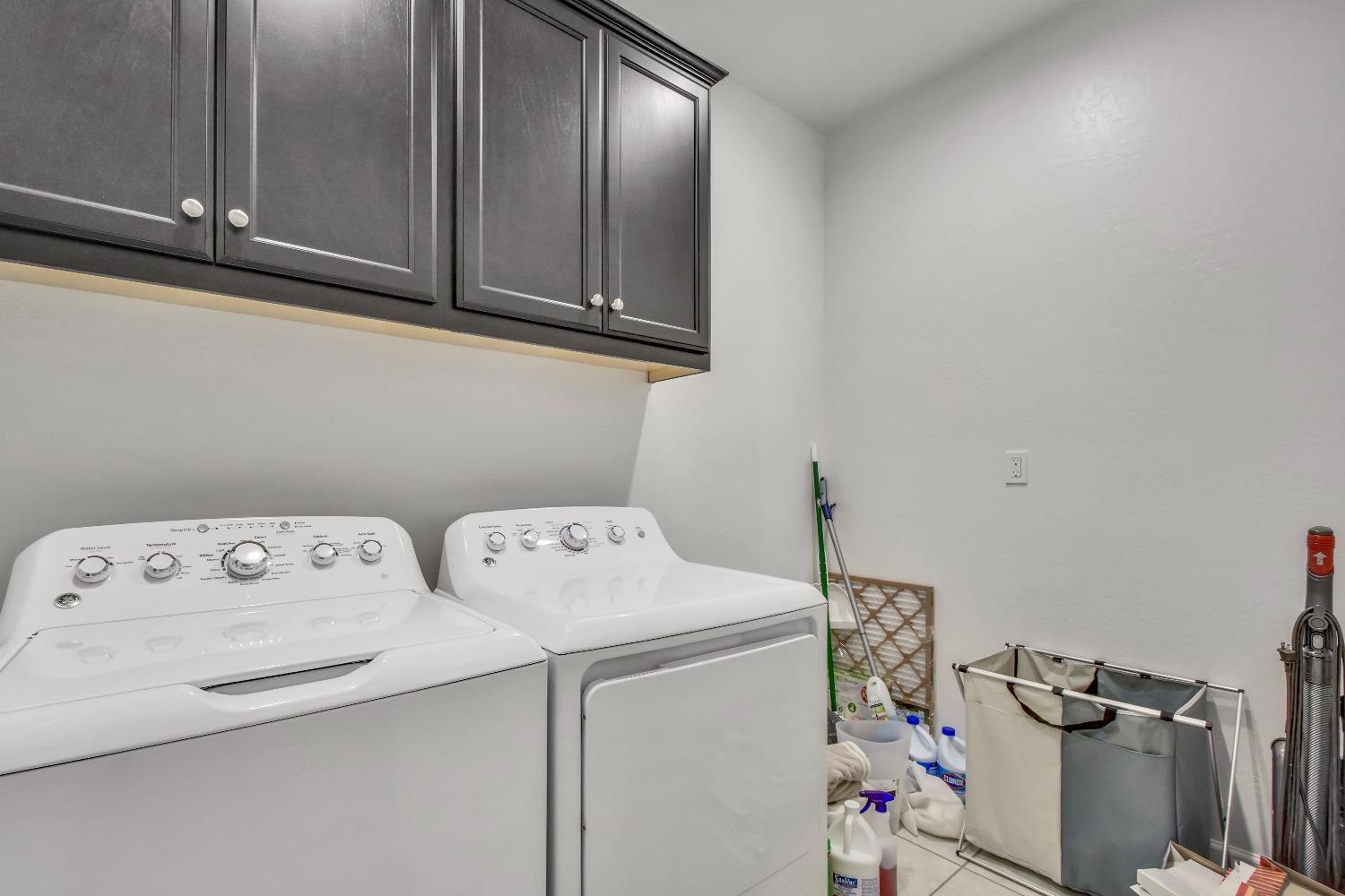 400 Ridge Creek Estates Way Dinuba, CA 93618 - Photo 35 of 49 a utility room with dryer and washer