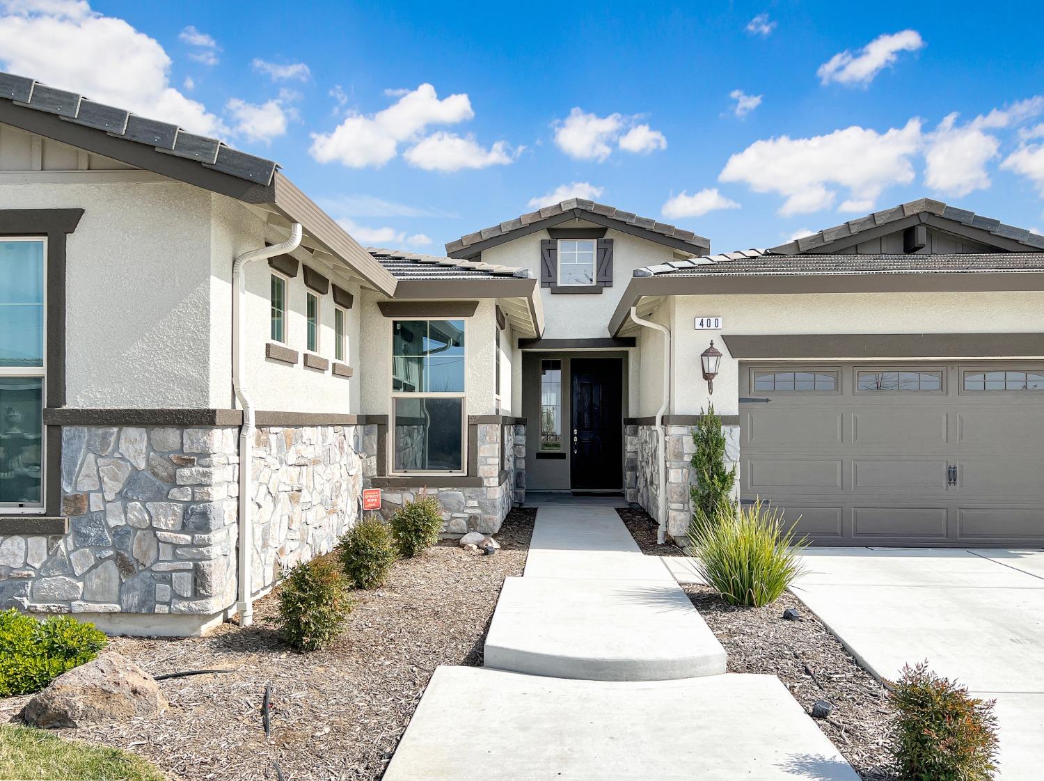 400 Ridge Creek Estates Way Dinuba, CA 93618 - Photo 5 of 49 a front view of a house with garden