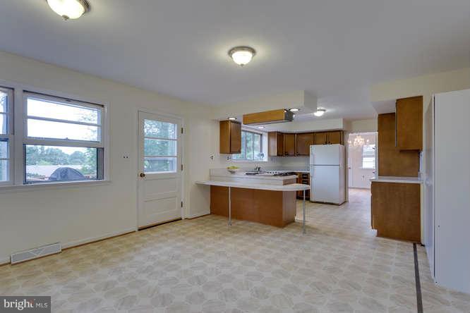1856 Kirby Road McLean, VA 22101 - Photo 7 of 29 Kitchen & Breakfast Room