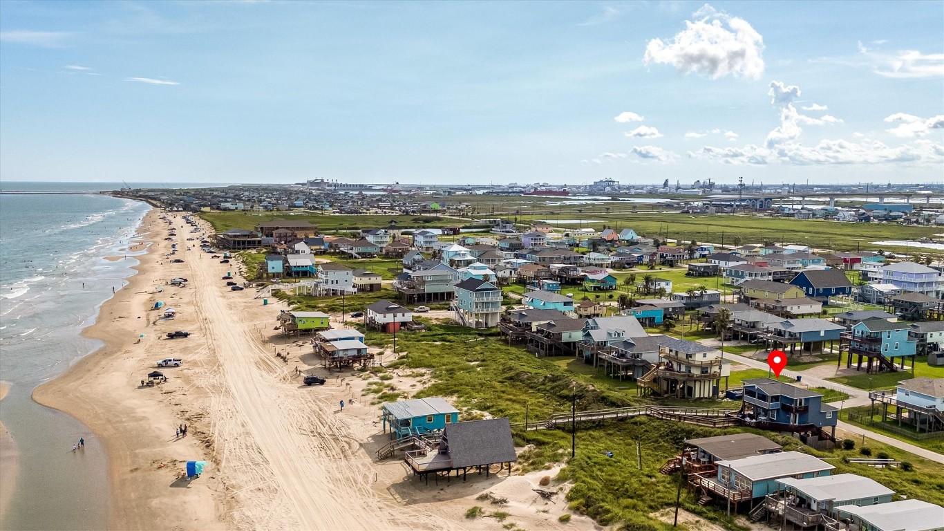 601 Wave Court Surfside Beach, TX 77541 - Photo 13 of 47