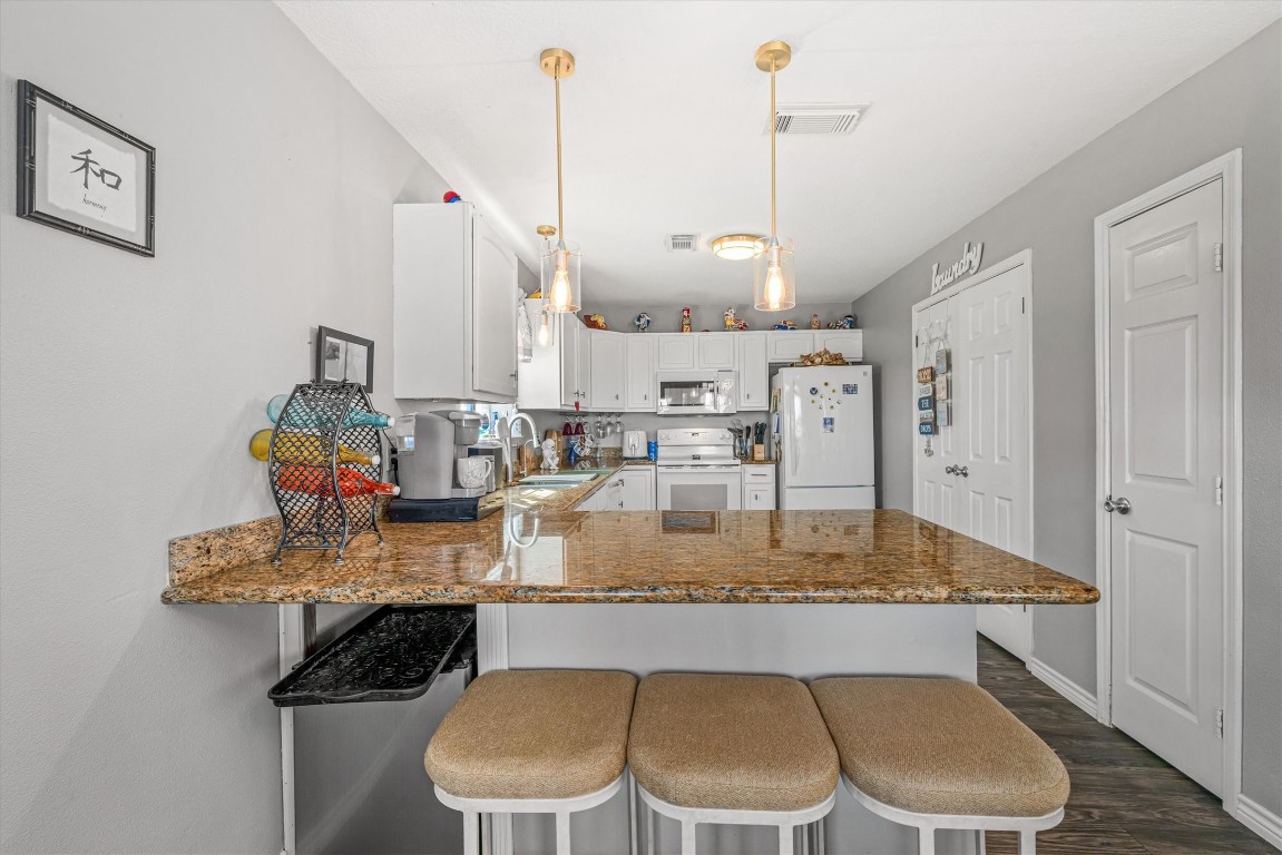 601 Wave Court Surfside Beach, TX 77541 - Photo 24 of 47 Breakfast Bar