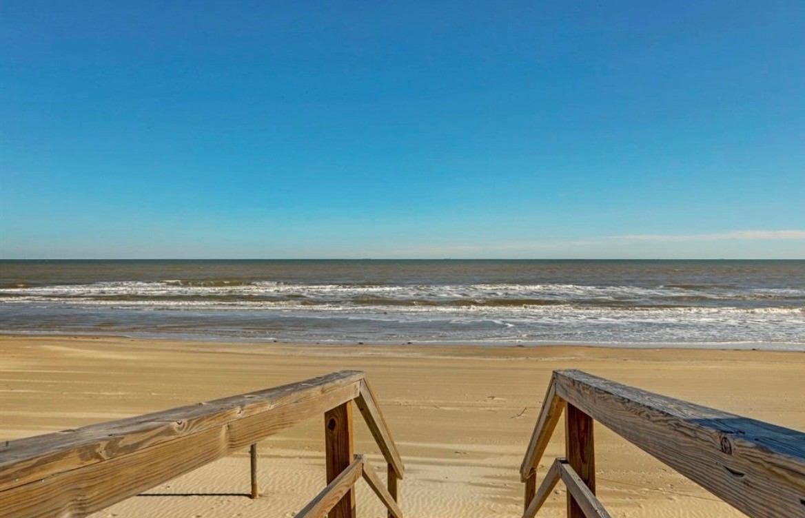 601 Wave Court Surfside Beach, TX 77541 - Photo 6 of 47 Welcome to the beach!
