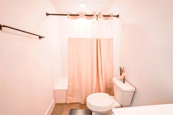 $3,300 | 7557 Donnelly Avenue, Dallas, TX 75228