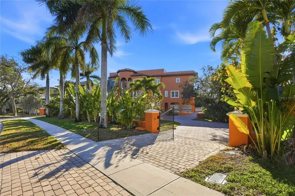 a view of a backyard