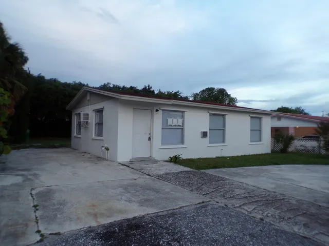 $2,100 | 1572 West 31st Street, Riviera Beach, FL 33404