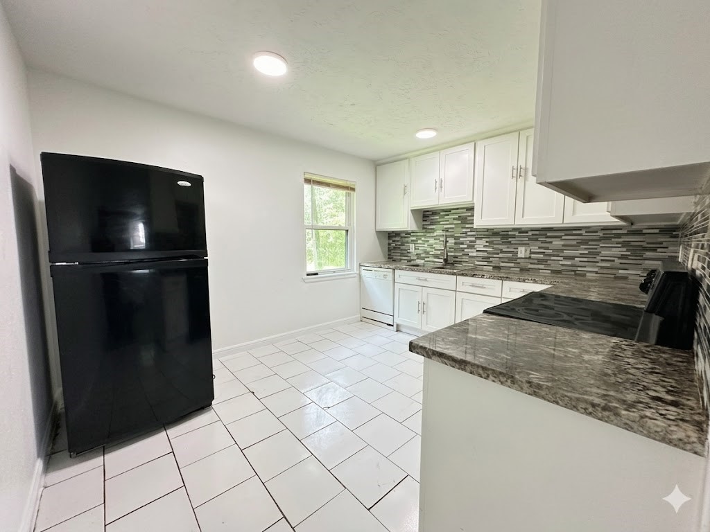 3507 Good Hope Street Houston, TX 77021 - Photo 4 of 10 The entry to the kitchen from the living room with a window facing the backyard. A microwave will be added.