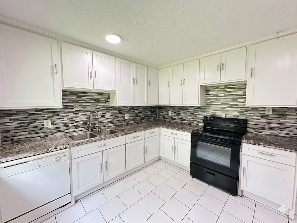 3507 Good Hope Street Houston, TX 77021 - Photo 5 of 10 A closer view of the kitchen. A microwave will be added.