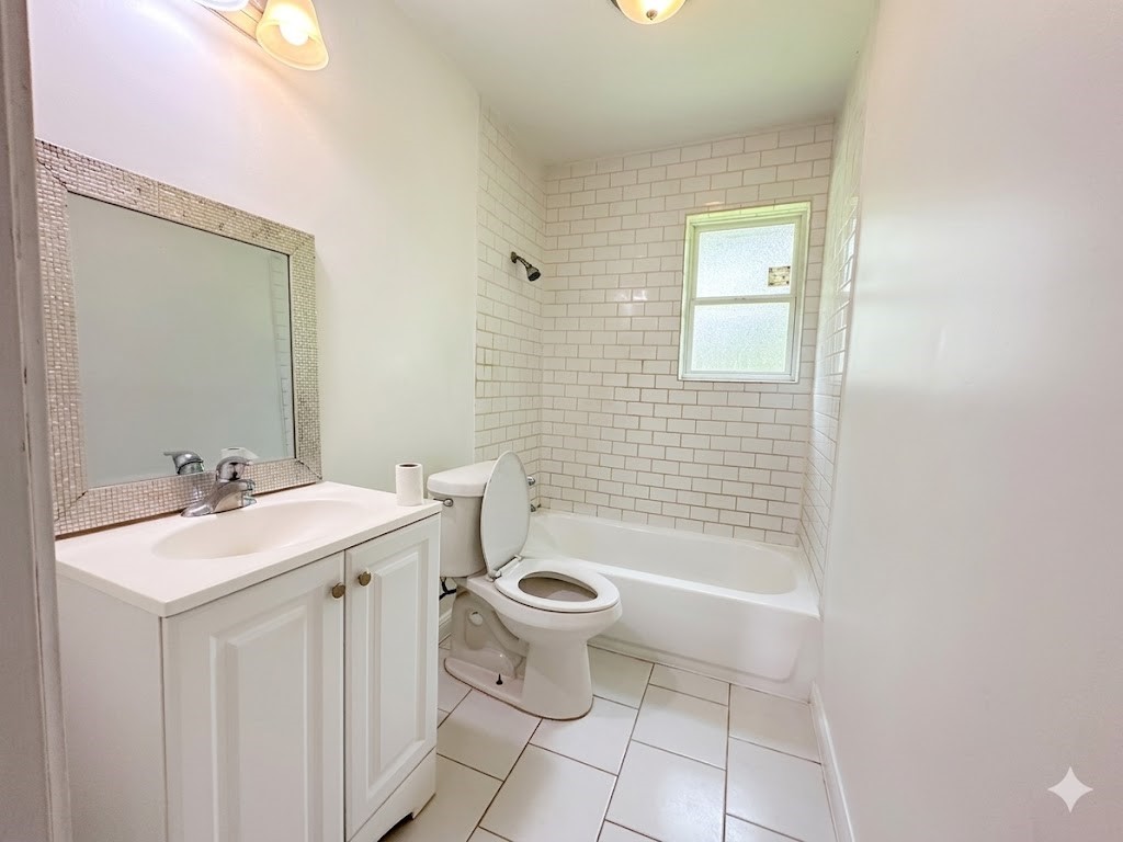 3507 Good Hope Street Houston, TX 77021 - Photo 6 of 10 To your immediate left when entering the hallway from the living room, you have access to the full bathroom. The window faces the backyard.