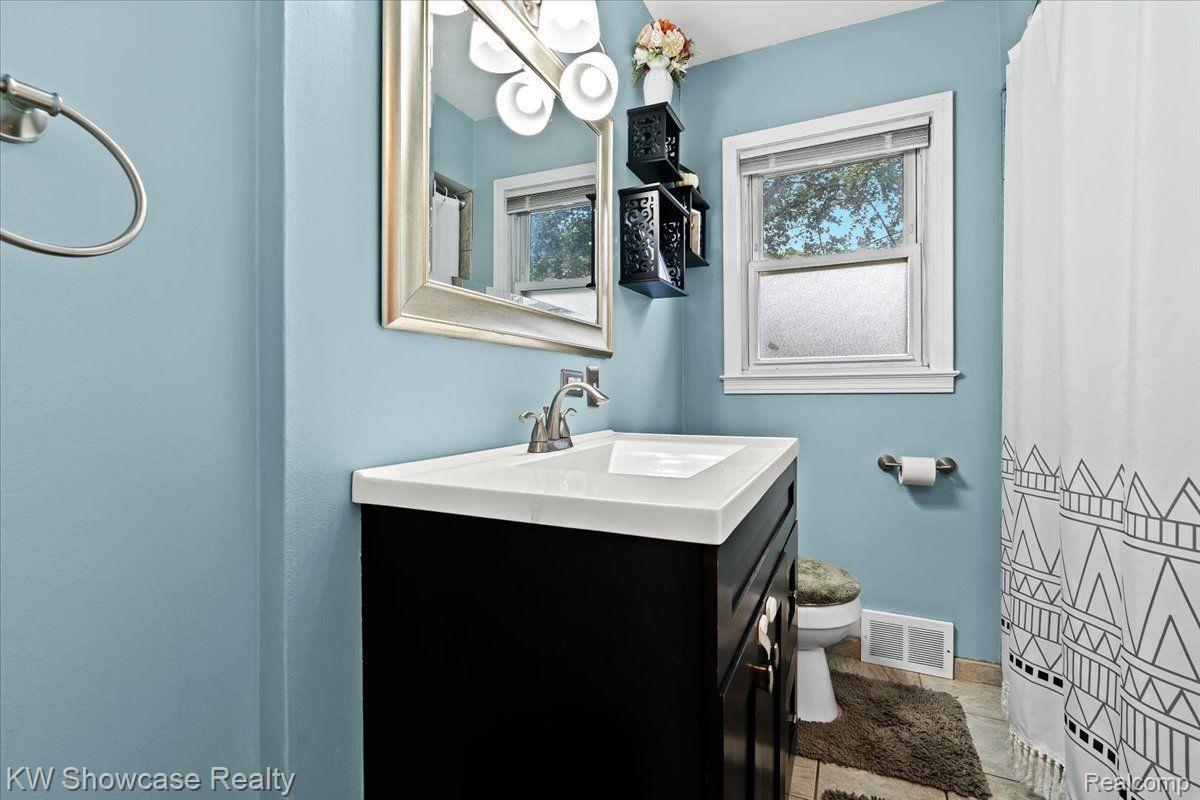 6402 Logan Road Waterford, MI 48329 - Photo 21 of 27 Gallery Image 21