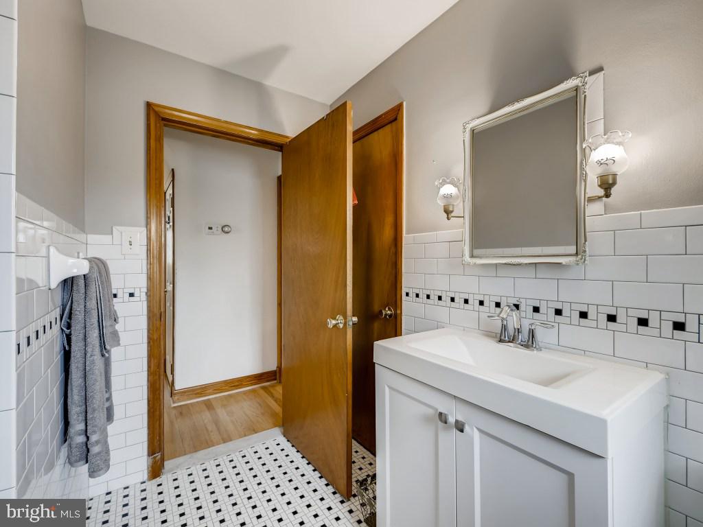 301 Winston Road Pasadena, MD 21122 - Photo 13 of 30 Beautiful Details in Main Level Bath