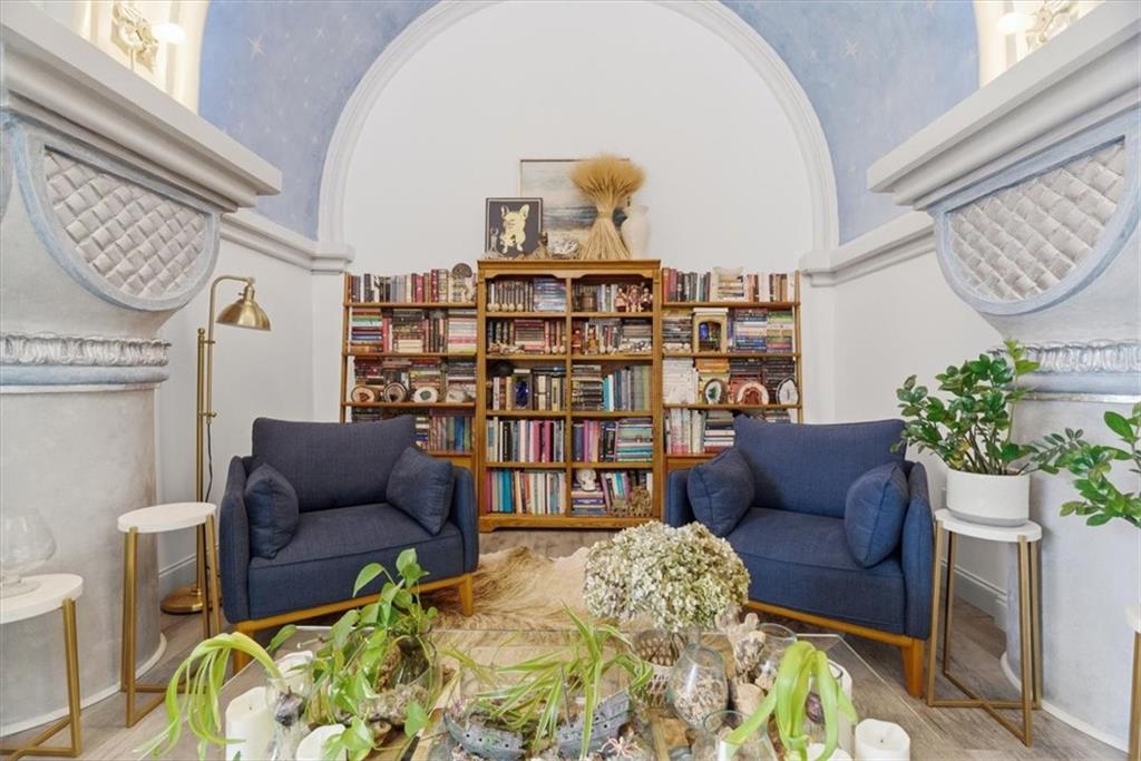 1 Pius Street, Unit B4 Pittsburgh, PA 15203 - Photo 16 of 41 a living room with furniture