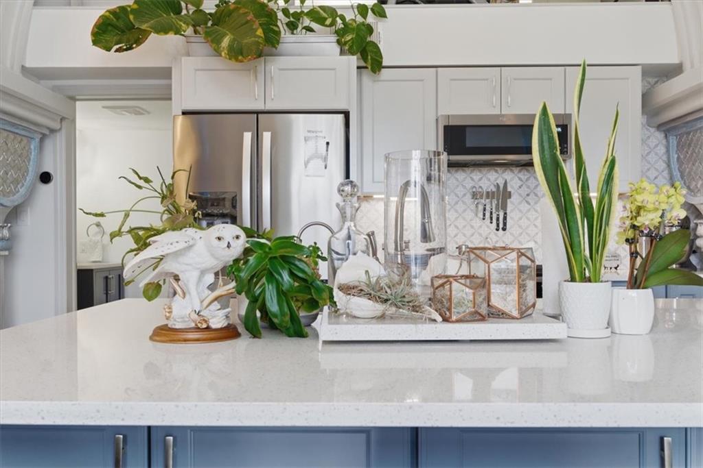 1 Pius Street, Unit B4 Pittsburgh, PA 15203 - Photo 10 of 41 a glass vase with flowers on it