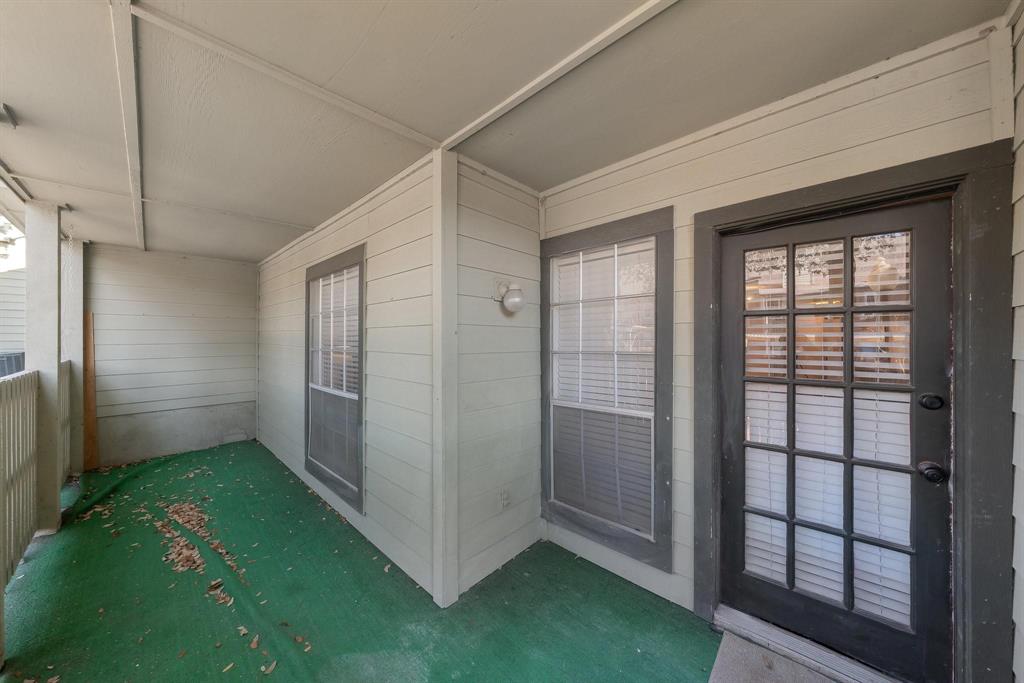 5981 Arapaho Road, Unit 305 Dallas, TX 75248 - Photo 31 of 38 a view of entryway with window