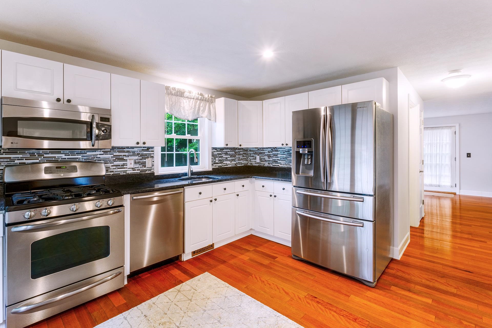 20 Joel Path Hudson, NH 03051 - Photo 5 of 36