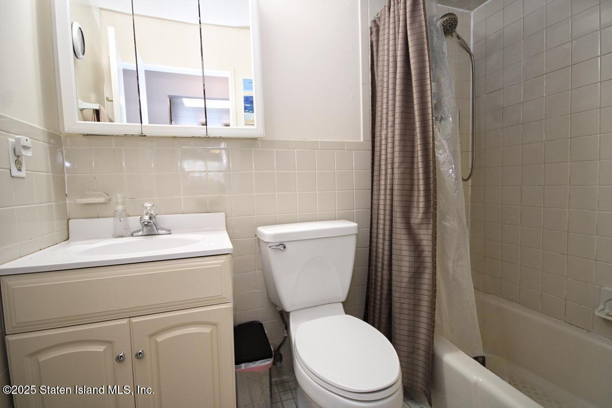 160 Devon Loop, Unit 5 Staten Island, NY 10314 - Photo 15 of 20 a bathroom with a toilet a sink and a bathtub