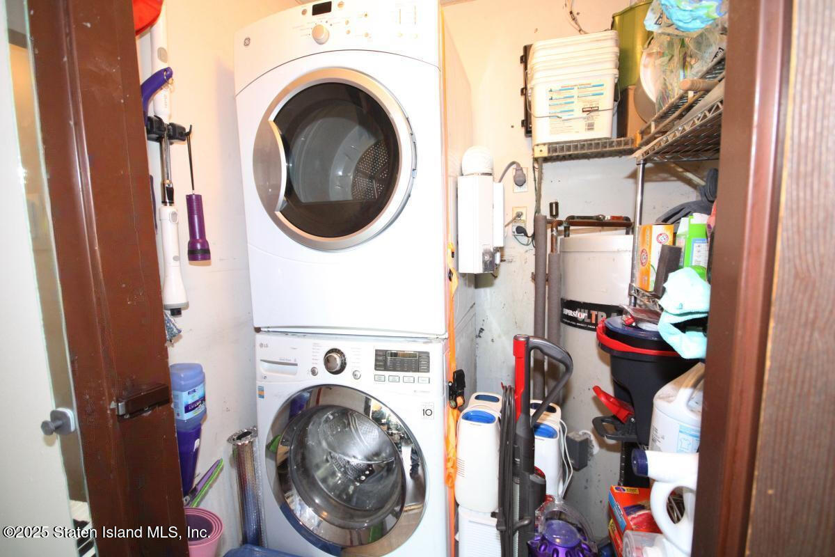 160 Devon Loop, Unit 5 Staten Island, NY 10314 - Photo 16 of 20 a utility room with dryer and washer