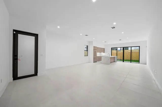 $7,950 | 3235 Percival Avenue, Unit 2, Miami, FL 33133