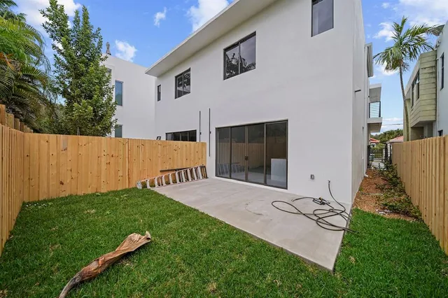 $7,950 | 3235 Percival Avenue, Unit 2, Miami, FL 33133