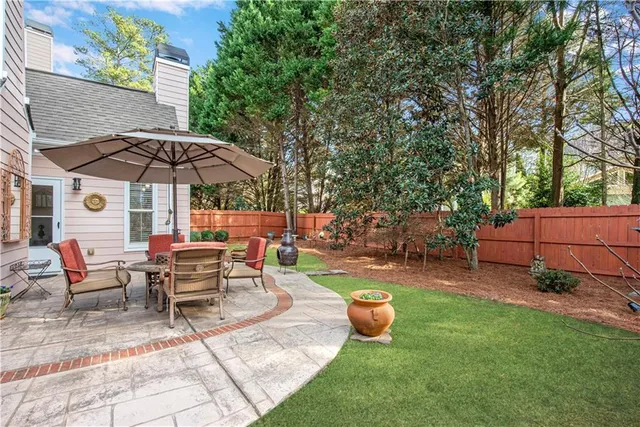 a view of a backyard