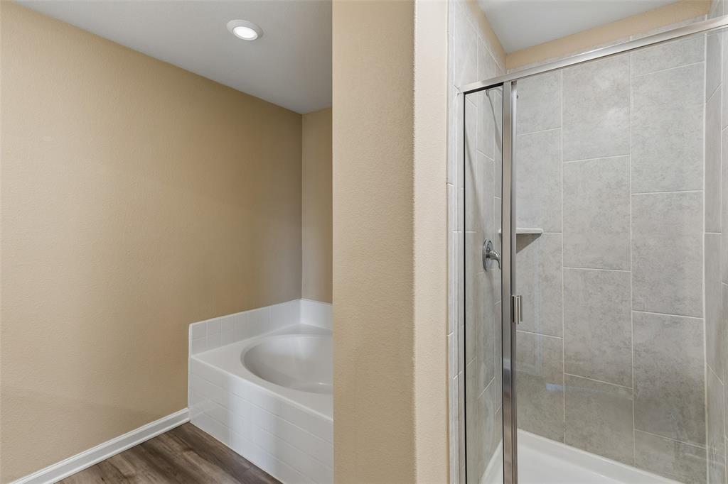 230 Enchanted Way Princeton, TX 75407 - Photo 19 of 31 a bathroom with a bathtub