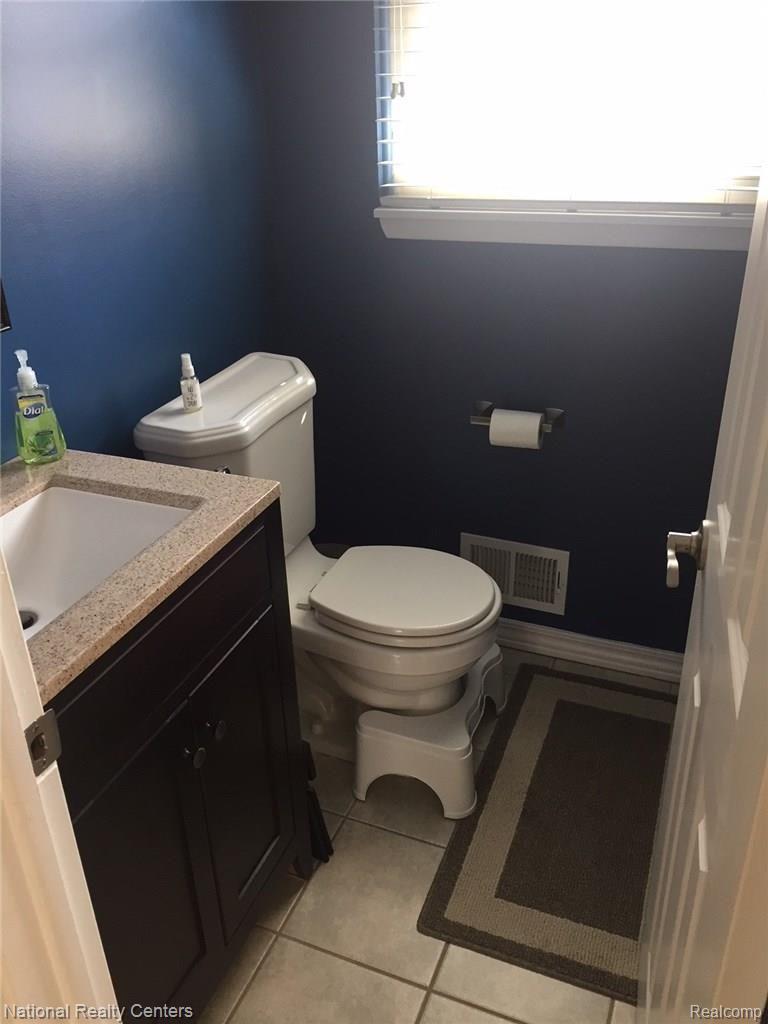 2518 Dorfield Drive Rochester, MI 48307 - Photo 21 of 26 Dorfield half bath.jpg