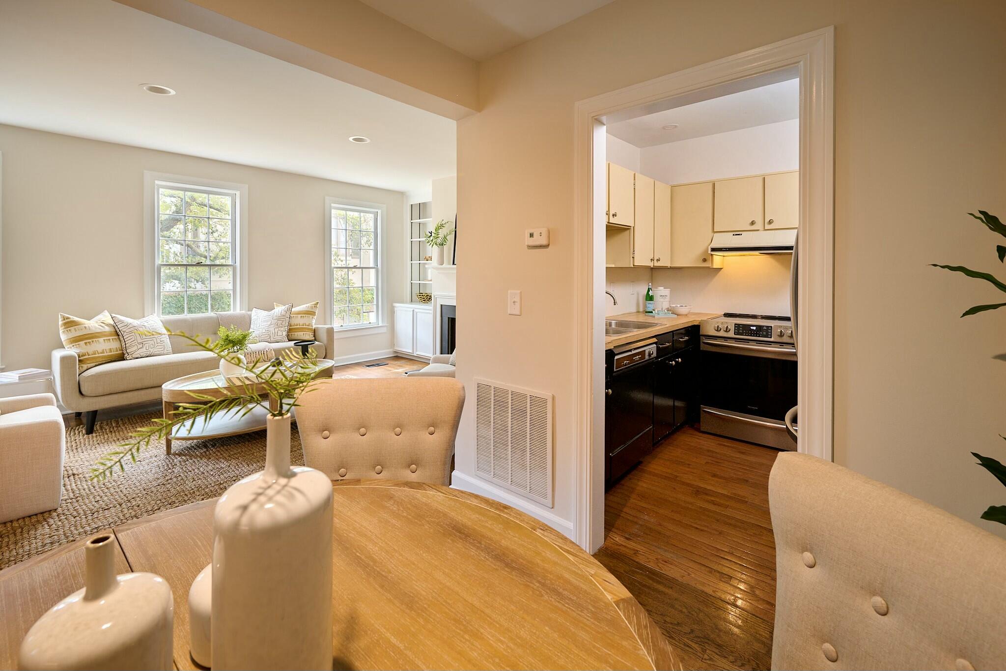 12 Elliott Street, Unit A Charleston, SC 29401 - Photo 21 of 56 Dining room/living room