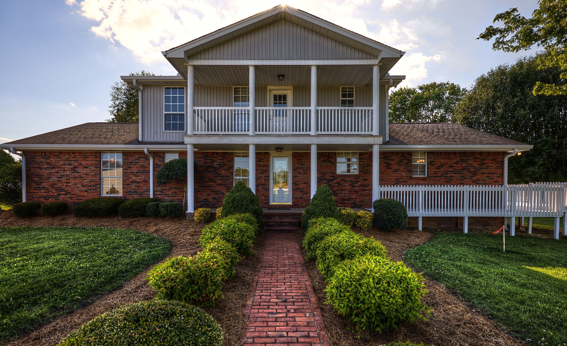 999 Centerville Road Lebanon, TN 37087 - Photo 2 of 33 a front view of a house with garden