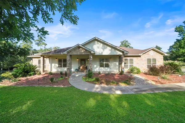 a view of a house with backyard and porch