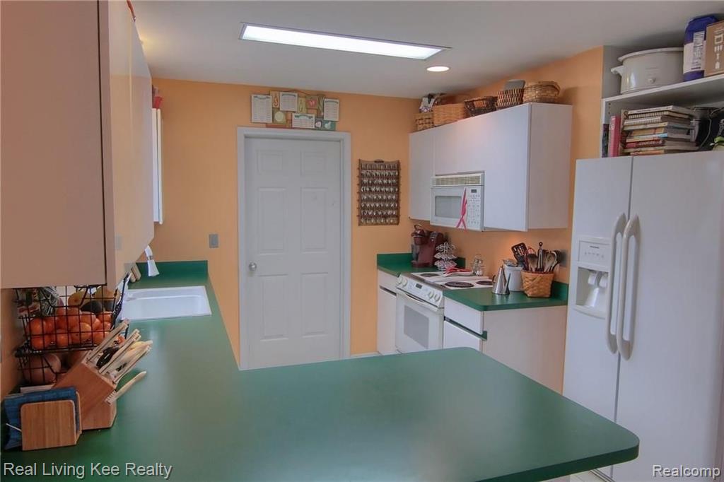 2317 Culbertson Avenue Rochester, MI 48307 - Photo 11 of 32