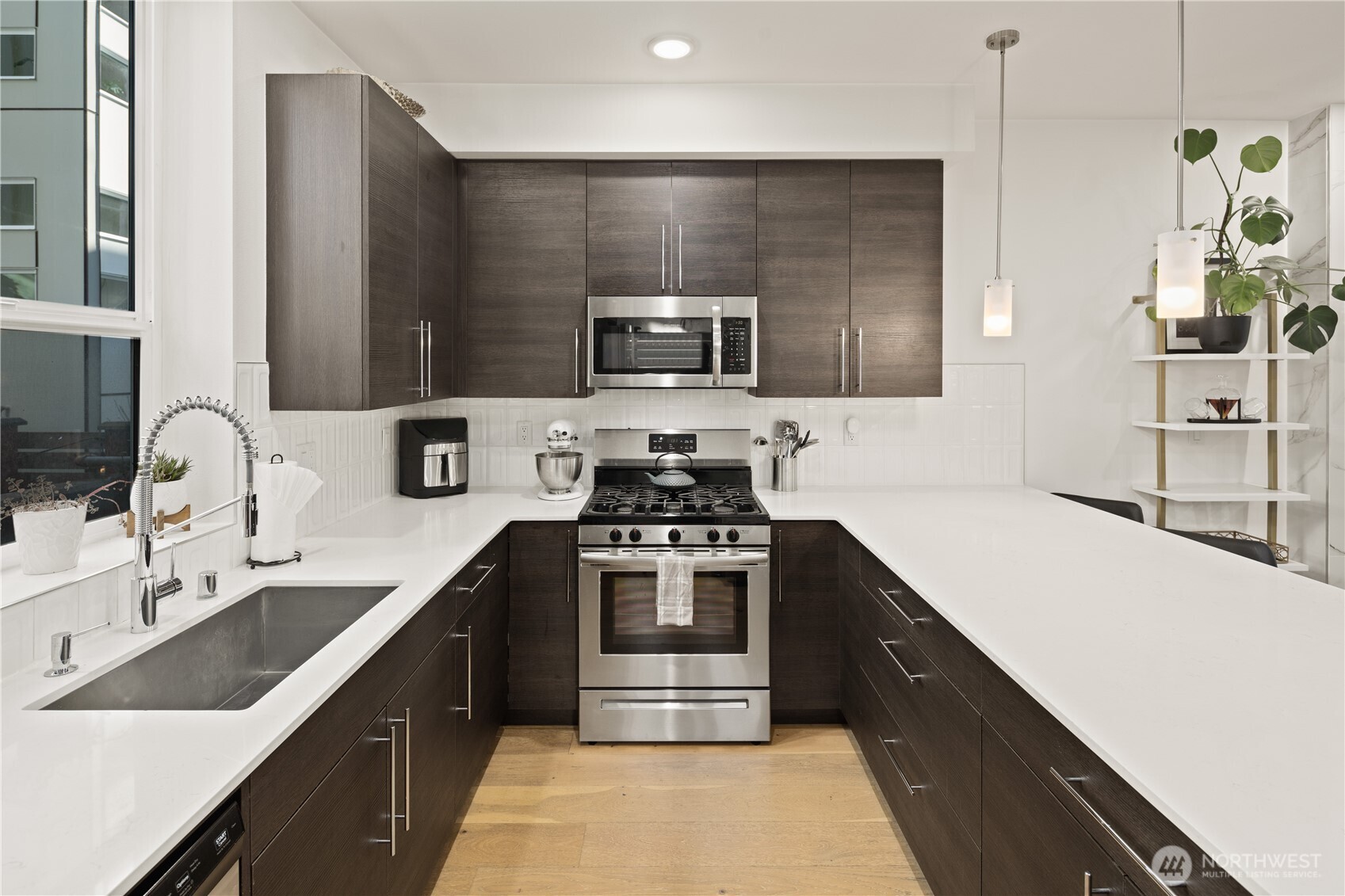 9242 A 17th Avenue Southwest Seattle, WA 98106 - Photo 11 of 37