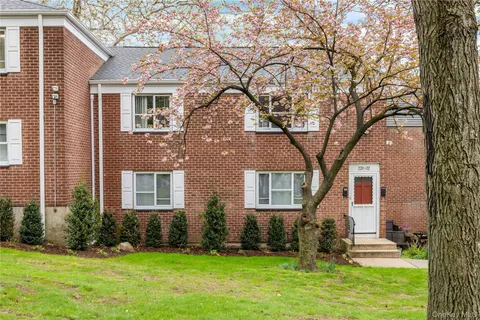 $325,000 | 220-02 Stronghurst Avenue, Unit LOWER) 183 | Bellerose