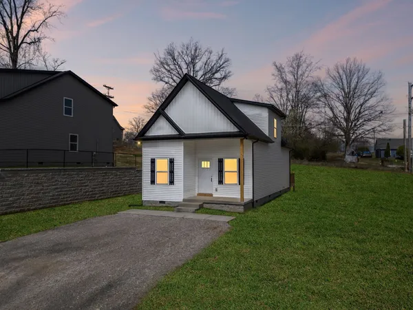 $309,900 | 1118 West 1st Street, Dickson, TN 37055