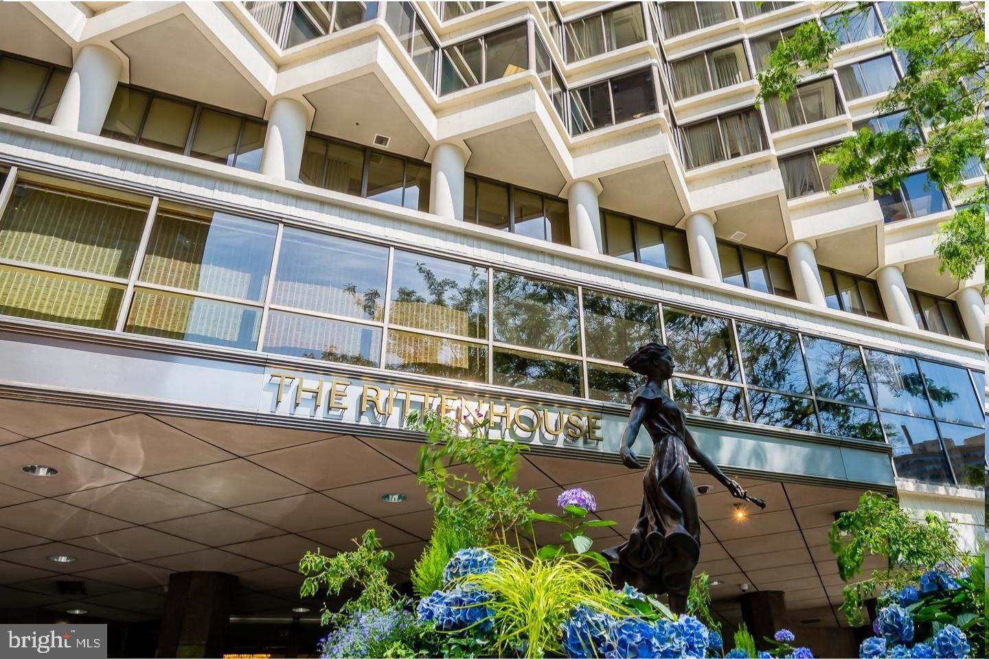 Front of Riteenhouse Hotel & Condos