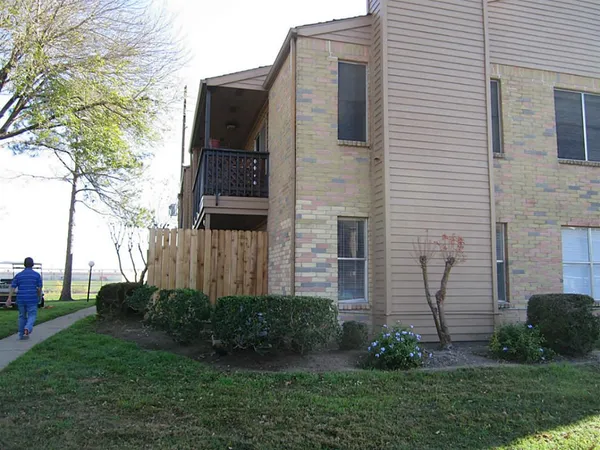 $900 | 10555 Turtlewood Court, Unit 1102, Houston, TX 77072