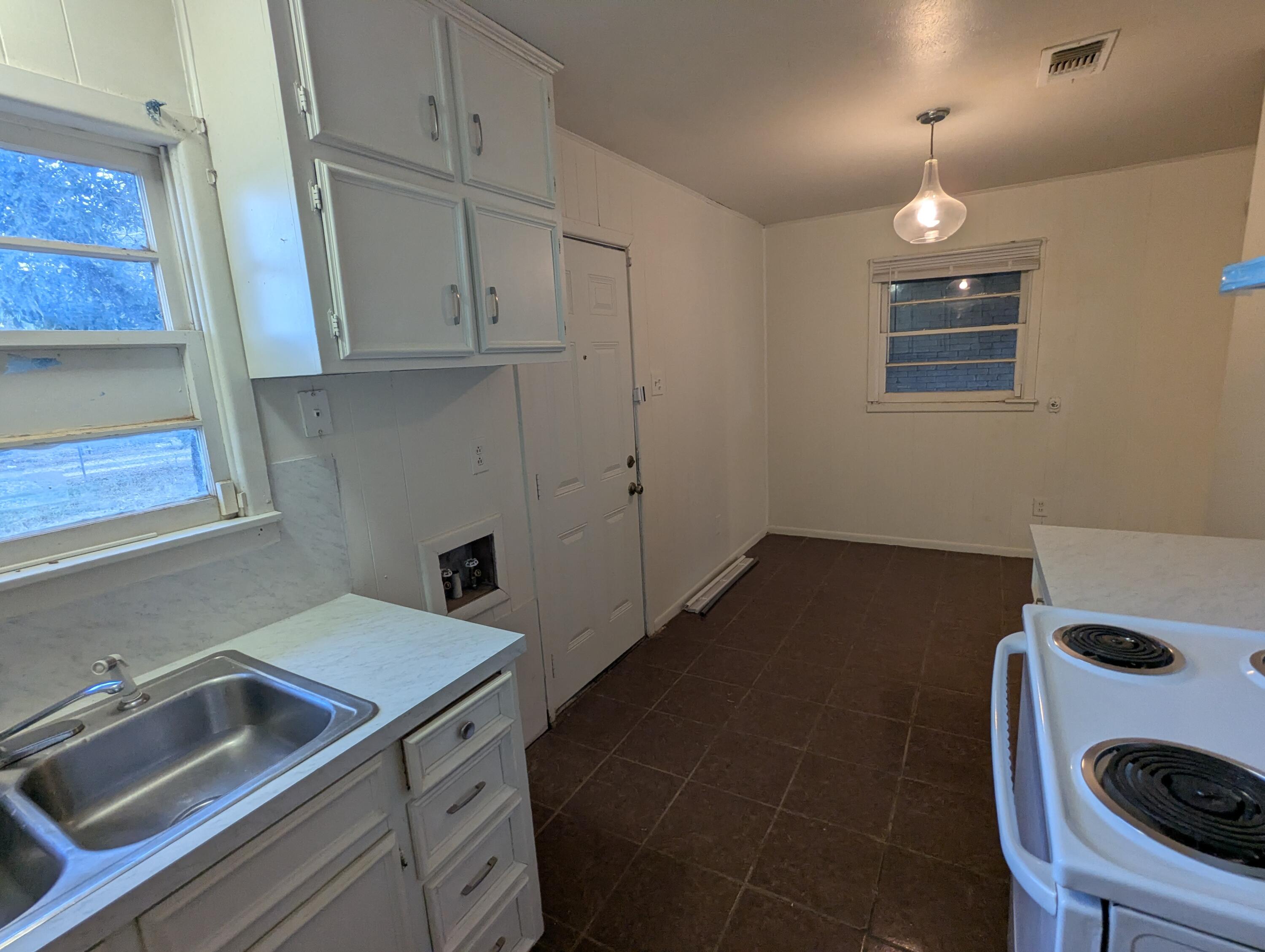 2104 East 29th Street Lubbock, TX 79404 - Photo 7 of 15 PXL_20251104_232125259.MP