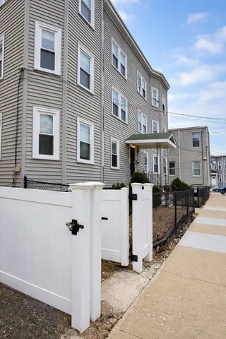 $1,400 | 26 Bolton Street, Unit 2R, Somerville, MA 02143