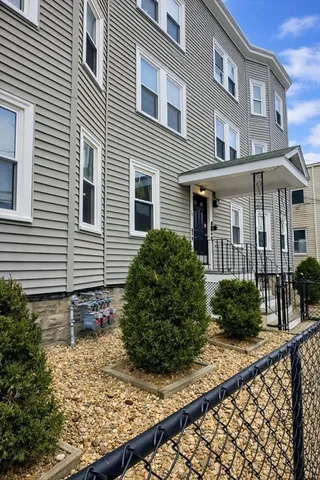 $1,400 | 26 Bolton Street, Unit 2R, Somerville, MA 02143