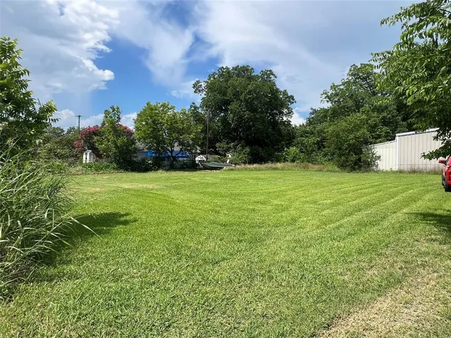 a view of a house with backyard