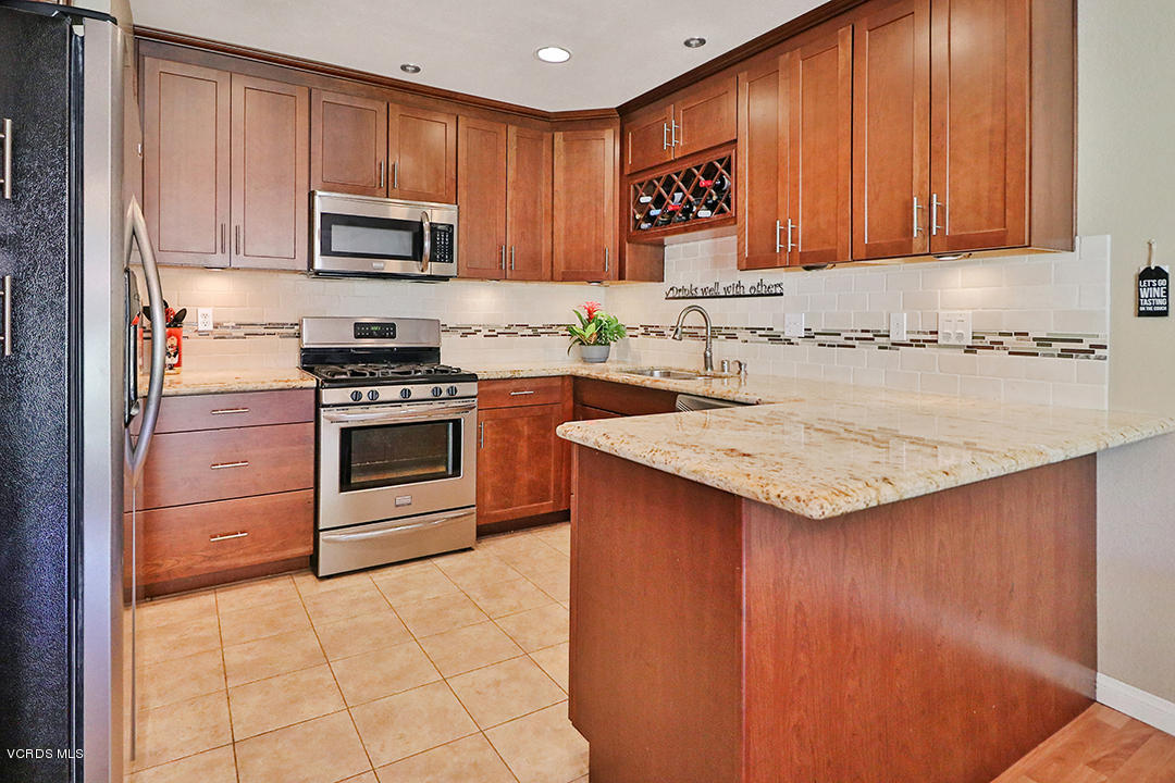 5031 Alta Colina Road Camarillo, CA 93012 - Photo 11 of 35 cKitchen and Dining3