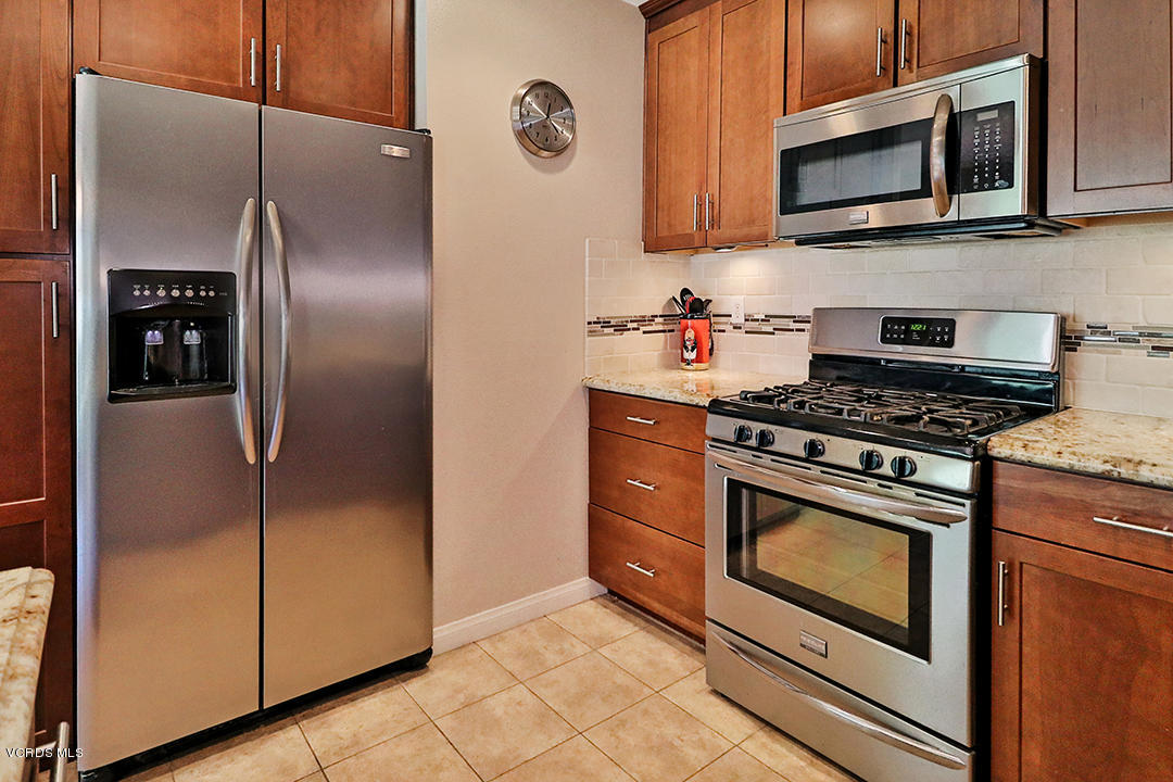 5031 Alta Colina Road Camarillo, CA 93012 - Photo 12 of 35 cKitchen and Dining4
